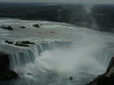 CANADA : Chutes de Niagara qui sont hautes de 52 m